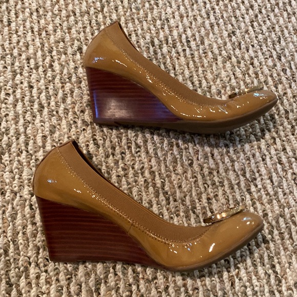 Tory Burch Caroline camel patent wedge - Picture 3 of 6